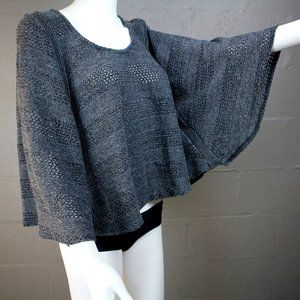 Willow & Clay scoop neck Batwing Sweater Gray textured Cropped